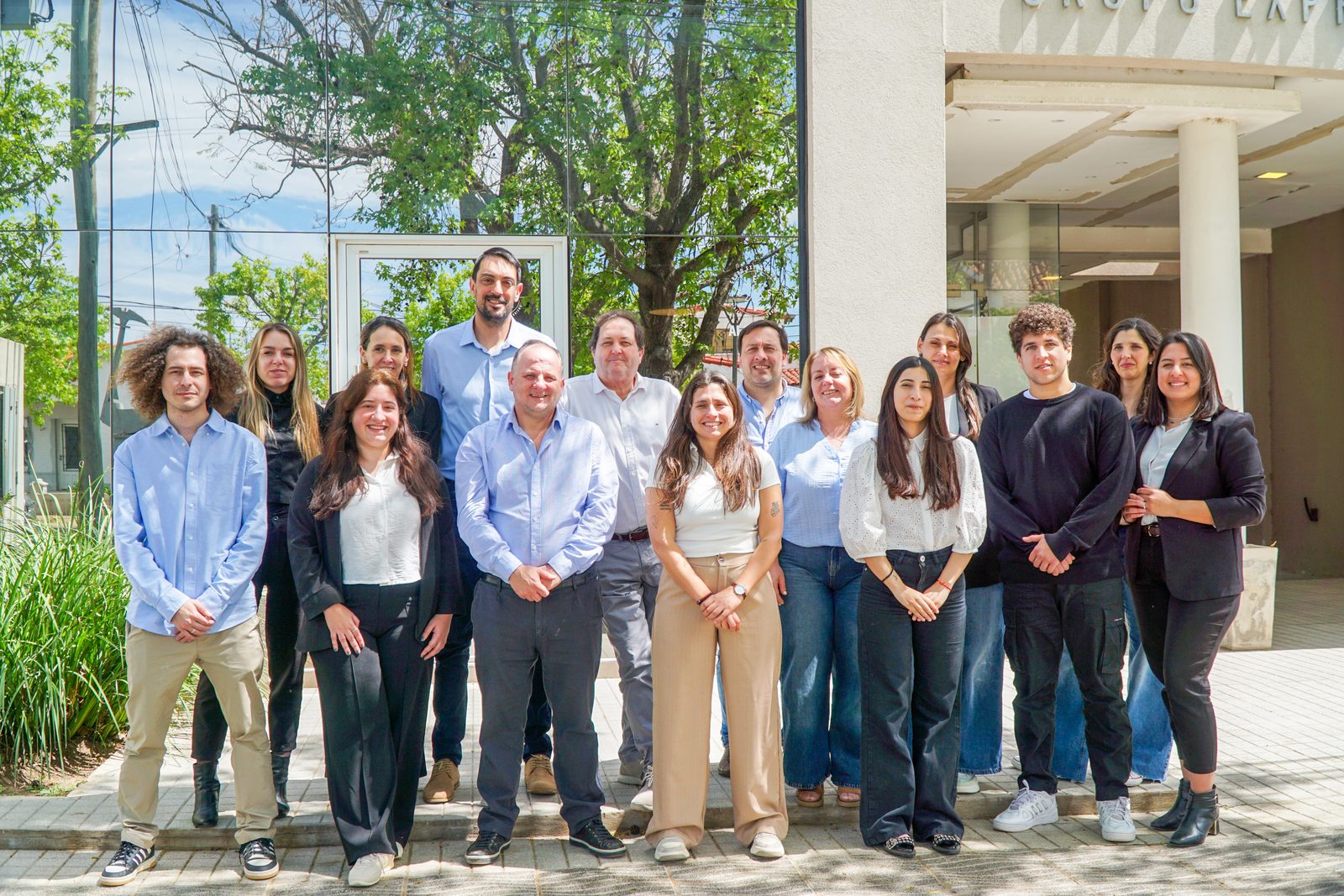El equipo de Máximo Destino frente a la oficina